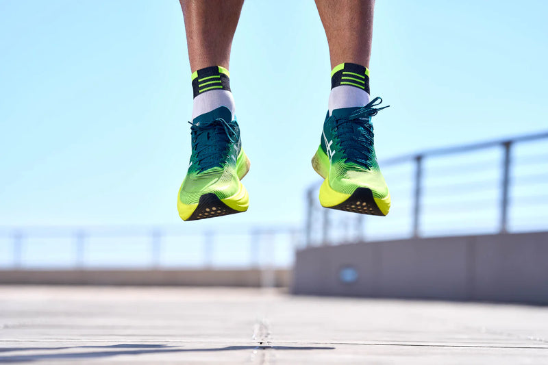 Laden Sie das Bild in Galerie -Viewer, {Ultralight Stages Short Black Canary